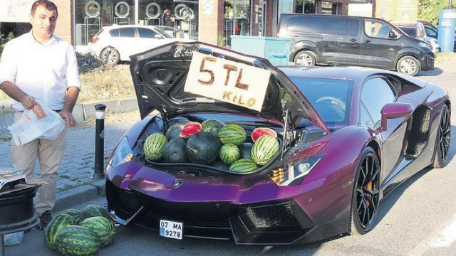 Un bărbat și-a oprit la marginea unui drum aglomerat bolidul de lux Lamborghini și a început să vândă pepeni din portbagaj