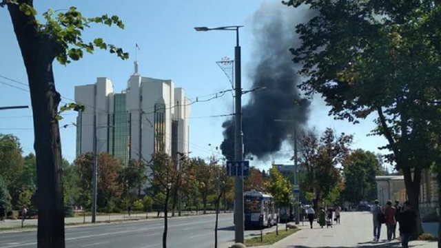 Un bloc din centrul Chișinăului, cuprins de flăcări