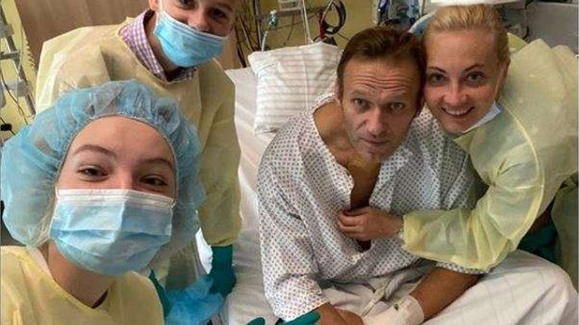 Aleksei Navalnîi a postat pe Instagram o fotografie din spital. „Am putut să respir singur toată ziua”