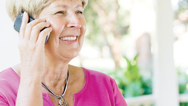 Telefoane mobile pentru vârstnici, ca să învețe să comunice online