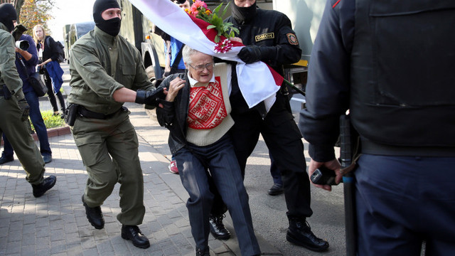 Sute de femei arestate în Belarus, inclusiv bunica de 73 de ani devenită simbol al protestelor