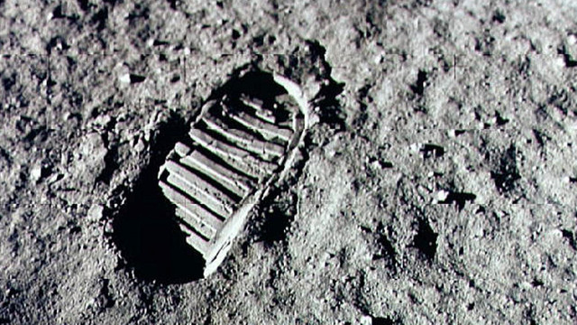 NASA va da bani companiilor private care aduc roci și praf de pe Lună