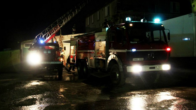 Incendiu într-un bloc din Bălți. Doi tineri au fost duși la spital
