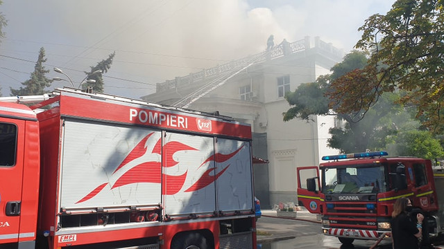 VIDEO/FOTO | UPDATE: După șapte ore de intervenție continuă, pompierii încă lucrează la stingerea incendiului de la Filarmonica Națională