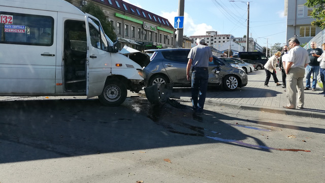 Un microbuz de pe ruta 132, implicat într-un accident în centrul capitalei. Doi pasageri au ajuns la spital (TV8)

