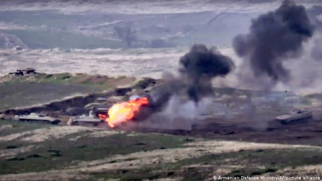 VIDEO/Nagorno-Karabah | Armenia a distrus un convoi militar azer, iar Azerbaidjan folosește lansatoare de rachete TOS