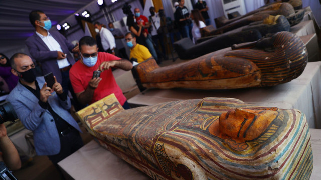 Egiptul anunță descoperirea a aproape 60 de sarcofage intacte. Unul dintre ele a fost deschis în prezența presei
