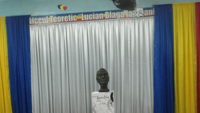 Un bust și un lot mare de carte artistică românească și universală pentru liceul „Lucian Blaga” de la Tiraspol din partea unui colegiu din România