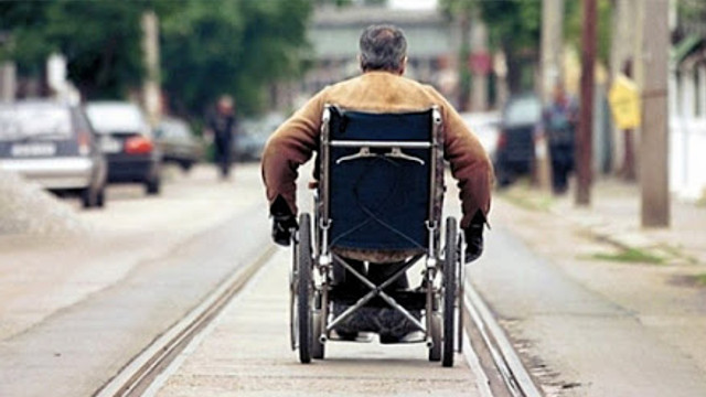 Simularea unei dizabilități la cerșit se propune a fi sancționată