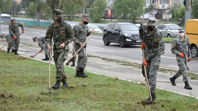 FOTO | Militari au participat la campania „Marea Curățenie”