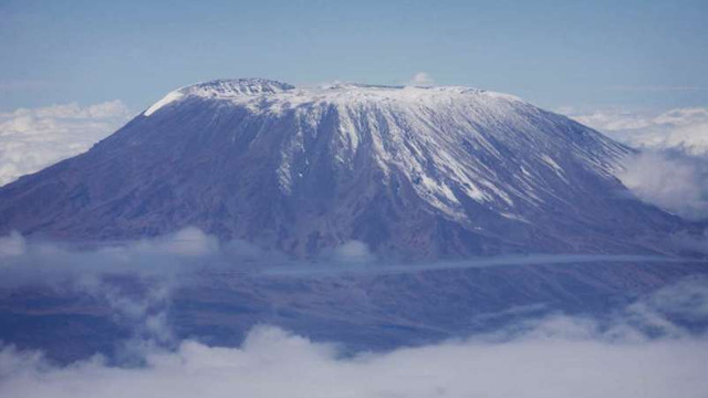 Un incendiu a izbucnit pe Muntele Kilimanjaro
