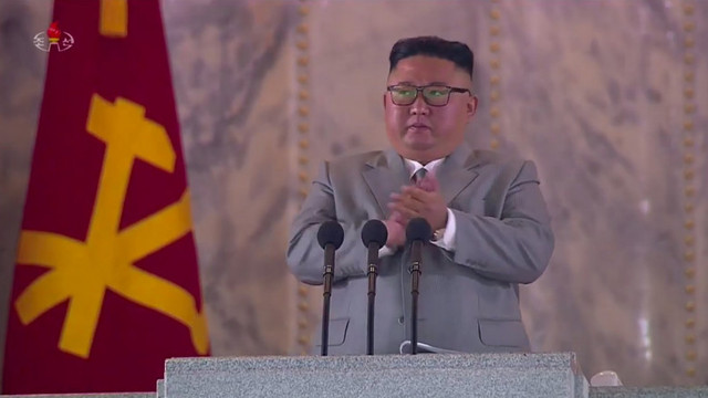 Cu lacrimi în ochi, Kim Jong-un își cere scuze pentru dificultățile cu care se confruntă Coreea de Nord