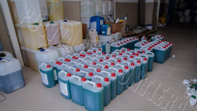Poliția a destructurat o grupare specializată în contrafacerea dezinfectanților
