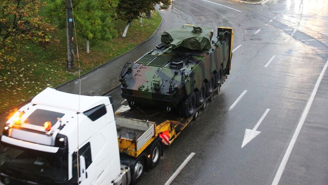 VIDEO | Cum au plecat primele transportoare blindate Piranha 5 de la Uzina Mecanică București către militarii din brigada multinațională NATO de la Craiova
