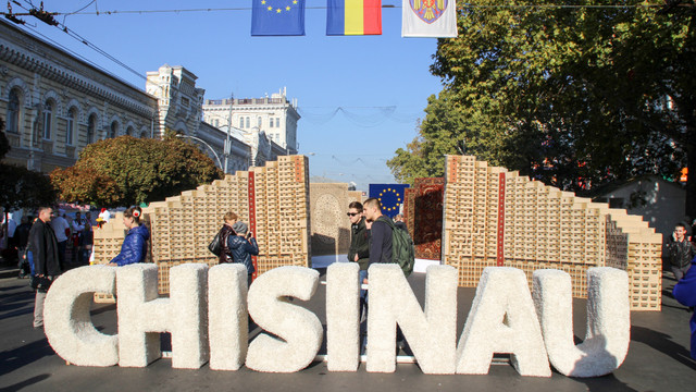 Astăzi la Chișinău se sărbătorește Hramul orașului. La inaugurarea sărbătorii, au participat zeci de oameni, fără respectarea distanțării sociale, iar unii fără mască