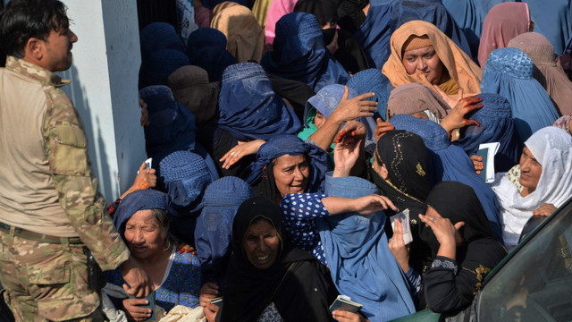 Cel puțin 11 femei care încercau să obțină vize au murit călcate în picioare pe un stadion din Afganistan