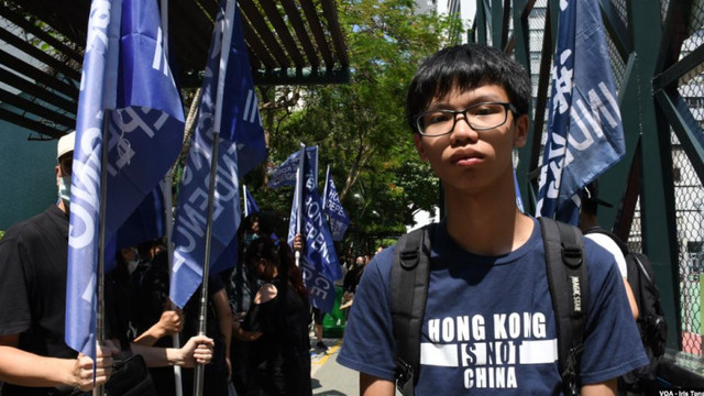 Un tânăr protestatar de 19 ani, arestat și trimis în judecată în baza noii legi a securității din Hong Kong. Riscă închisoare pe viață