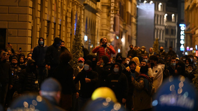 Proprietarii de restaurante și șomerii din Florența s-au bătut cu polițiștii în centrul orașului: Suntem muncitori înfometați! Rușine!