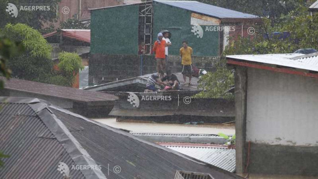 Sute de filipinezi, rămași blocați pe acoperișuri în urma inundațiilor severe înregistrate în Manila