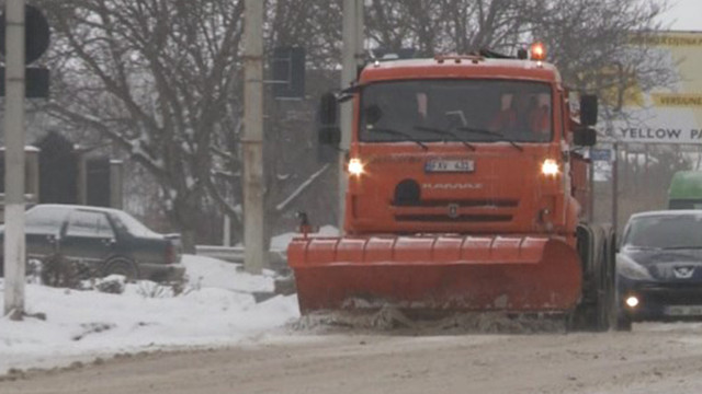 Peste 500 de unități de tehnică vor fi antrenate în sezonul rece pentru deszăpezirea drumurilor publice din R.Moldova