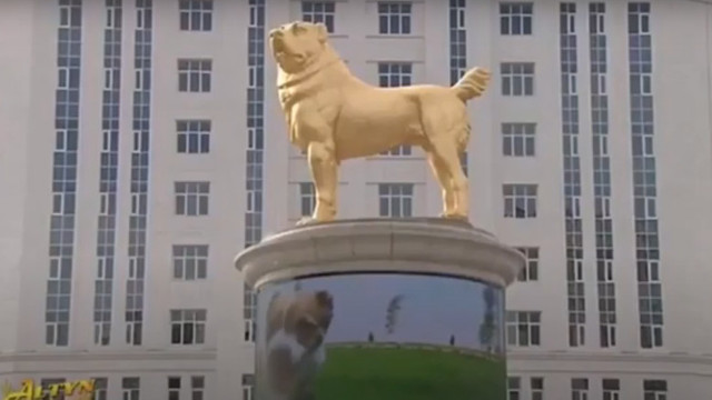 Președintele din Turkmenistan a ridicat o statuie aurită de 6 metri pentru rasa lui de câini preferată