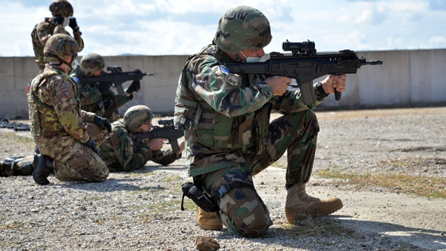 GALERIE FOTO | Pacificatorii Armatei Naționale din cel de-al treisprezecelea contingent detașat în operațiunea de menținere a păcii KFOR din Kosovo continuă executarea misiunilor