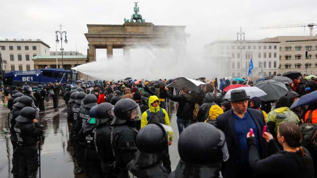 Coronavirus: Peste 100 de persoane arestate la protestul anti-restricții de la Berlin