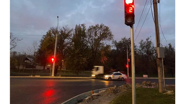 Pe strada Albișoara din Chișinău sunt instalate semafoare inteligente