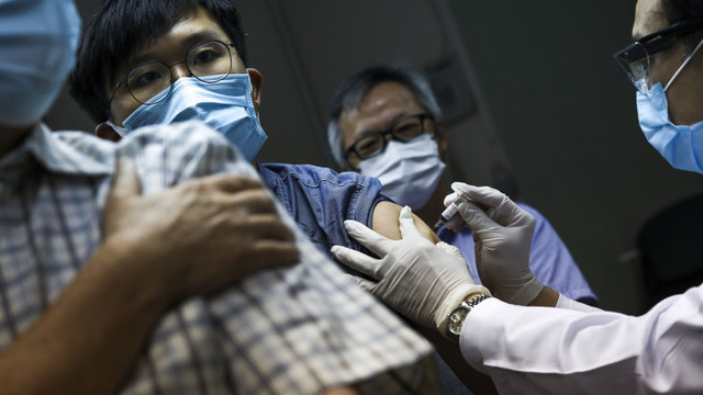 China a vaccinat deja un milion de oameni cu trei seruri experimentale anti-COVID