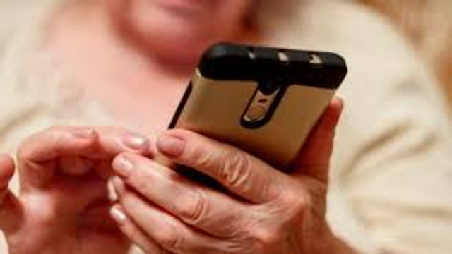 100 de oameni în etate vor învăța cum să utilizeze telefonul mobil, proiect