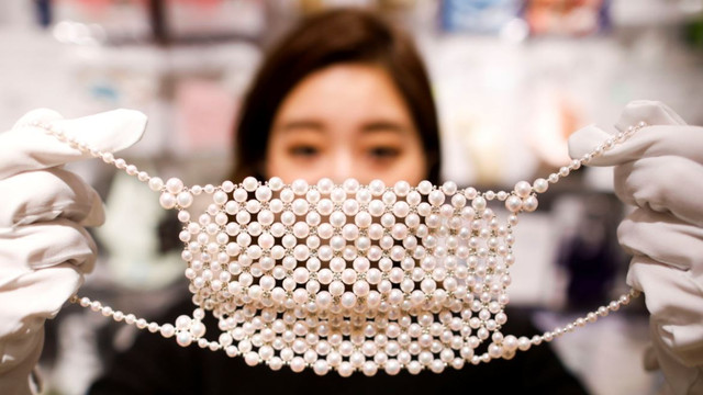Japonia | Au fost puse în vânzare măști de protecție împodobite cu diamante și perle