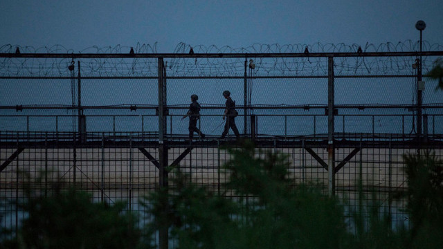 Evadarea spectaculoasă a unui gimnast nord coreean. Autoritățile de la Seul au însă îndoieli și l-au pus să arate cum a sărit gardul