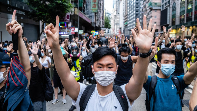 Un protestatar din Hong Kong, condamnat la aproape 2 ani de închisoare pentru că a aruncat cu ouă în poliție