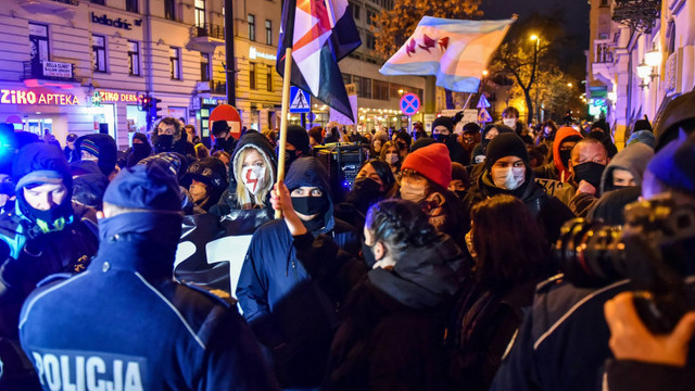 Proteste în Polonia împotriva legii care interzice avortul. Poliția a făcut arestări