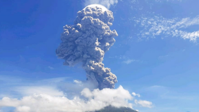 Indonezia - Vulcanul Lewotolo a intrat în erupție; aeroportul local, închis