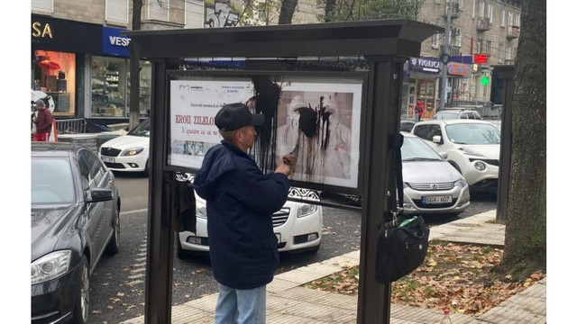 Primăria Chișinău condamnă acțiunea de vandalizare a expoziției foto dedicată medicilor din prima linie
