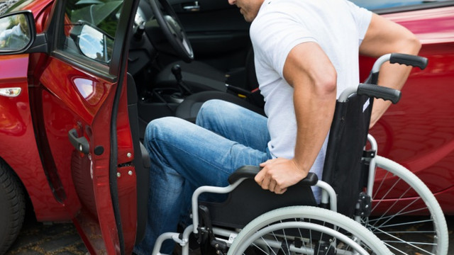 Executivul va majora etapizat compensația de transport pentru persoanele cu dizabilități
