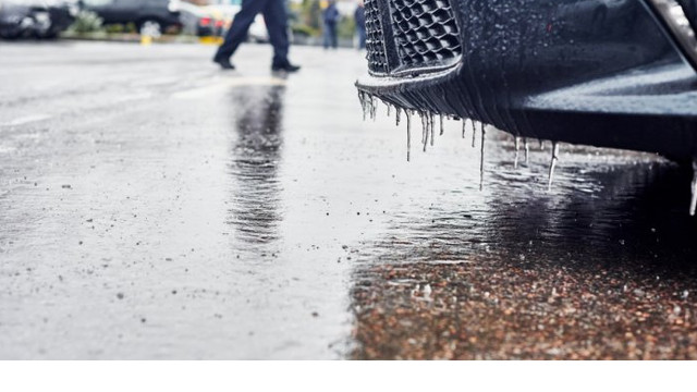 Pe drumurile din țară se circulă în condiții de ploaie și ghețuș. Recomandările INSP adresate șoferilor 

