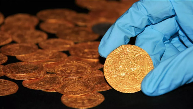 O familie din Anglia a descoperit o comoară cu monede medievale de aur în timp ce își curăța grădina. Cui ar fi aparținut