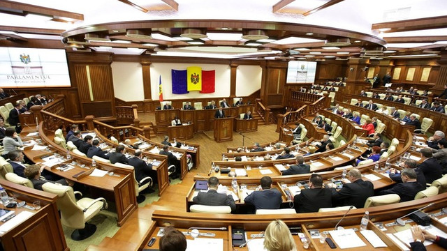 Deputații au discutat mai bine de o oră ordinea de zi a ședinței Parlamentului, în condițiile în care opoziția a cerut excluderea unui număr mare de proiecte controversate