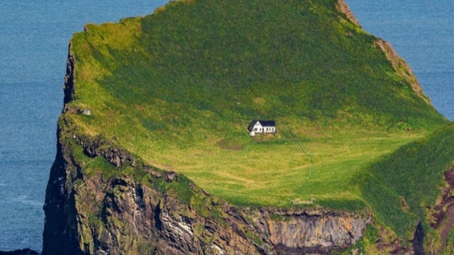 Mister în jurul celei mai izolate case din lume. Cum a apărut și cui aparține, de fapt, locuința de pe insula islandeză
