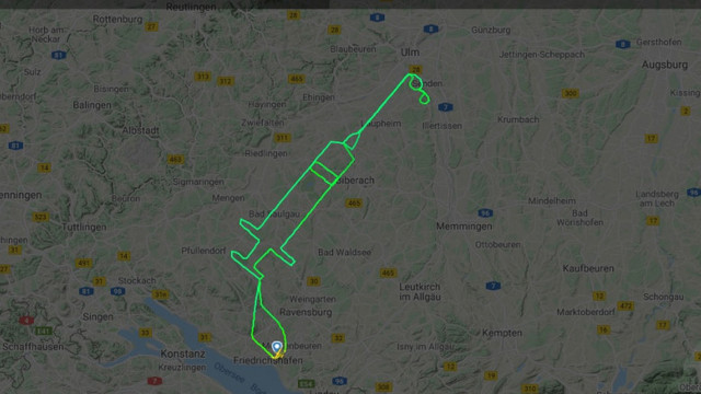 Un pilot a „desenat” cu avionul o seringă pe cer
