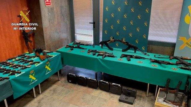 Spania: Poliția a descoperit un depozit plin cu obiecte naziste și a arestat trei presupuși traficanți de arme