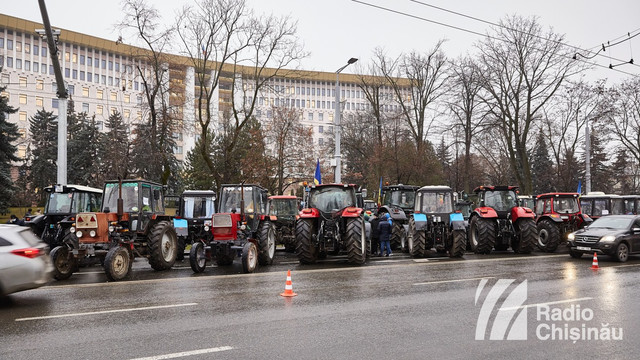 Fermierii, care au protestat mai multe săptămâni în Chișinău, își retrag tehnica agricolă din Piața Marii Adunări Naționale. „La întâlnirea cu doamna președintă am discutat situația în întregime în agricultură și s-au găsit unele soluții”