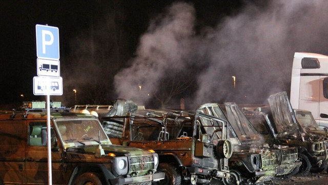 VIDEO | Incident în Germania. Mai multe vehicule ale Armatei au fost incendiate în Leipzig 
