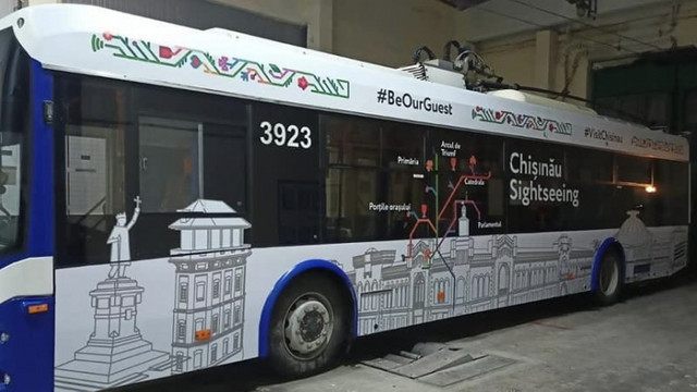 Ruta specială a troleibuzului turistic „Cunoaște orașul alături de Moș Crăciun” a fost prelungită și pentru acest weekend