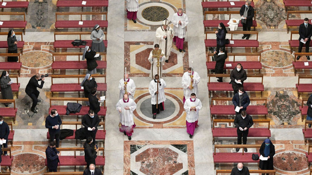 Medicul Papei Francisc a murit după ce s-a internat pentru o altă boală, dar s-a infectat cu SARS-CoV-2
