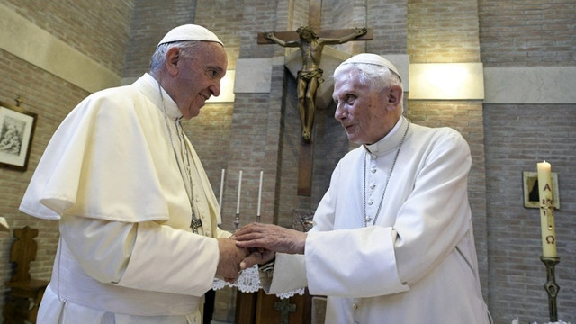 Papa Francisc și fostul suveran pontif Benedict al XVI-lea au fost vaccinați împotriva COVID-19 (Vatican)