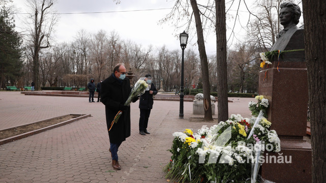 GALERIE FOTO Comemorarea lui Mihai Eminescu | Depunere de flori la bustul de pe Aleea Clasicilor. Oamenii au cântat și au recitat poezii. „Eminescu este citit. Este un scriitor viu. Poezia lui este vie”
