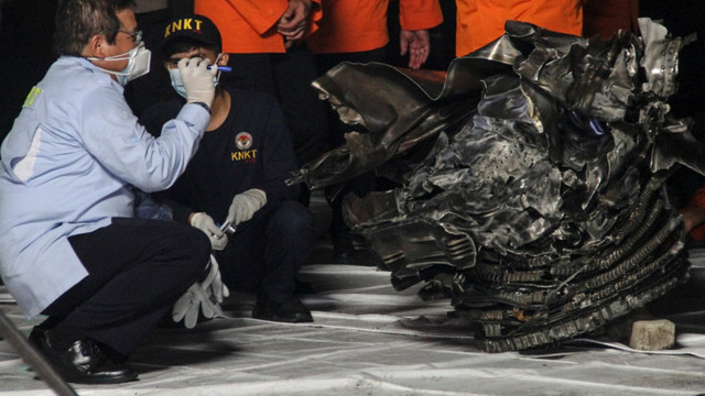 Motoarele avionului Boeing prăbușit în Marea Java funcționau când aparatul a lovit apa, confirmă 